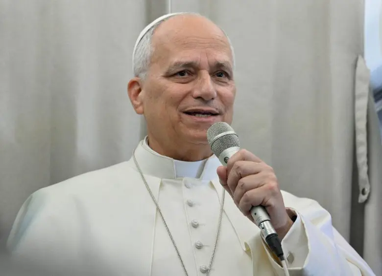En el vuelo hacia Luanda, Angola, la tercera etapa de su Viaje Apostólico, el Papa León XIV saluda a los periodistas que le han acompañado en los últimos días y agradece a Camerún su extraordinaria acogida. También aclara que sus discursos fueron preparados con semanas de antelación. No deben interpretarse “como si estuviera intentando debatir de nuevo con el presidente, lo cual no me interesa en absoluto”, afirma.