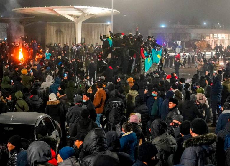 Al menos 26 manifestantes y 18 agentes de seguridad han muerto, también, cientos de personas han resultado heridos en los disturbios y al menos 3.800 han sido detenidas. FOTO: EFE.
