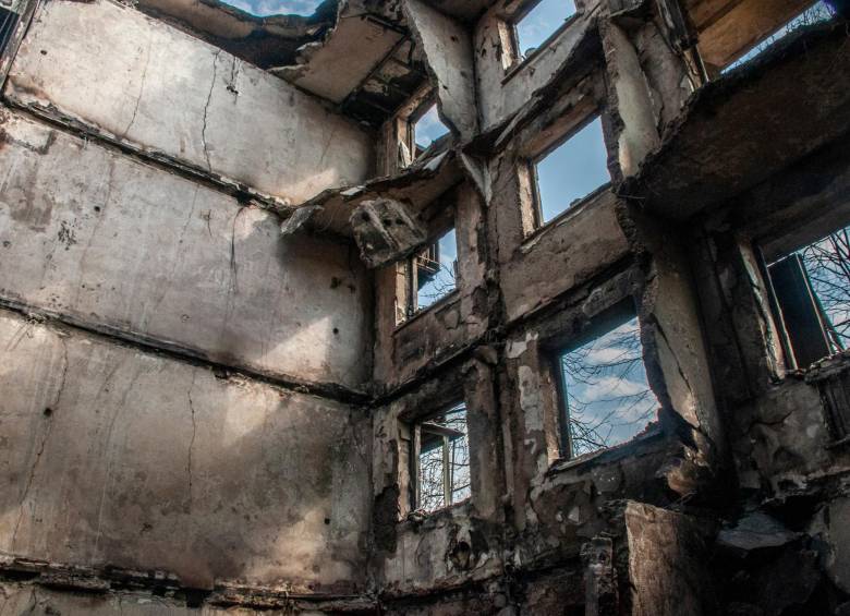 Un edificio privado destruido después de un bombardeo en Kharkiv. FOTO EFE