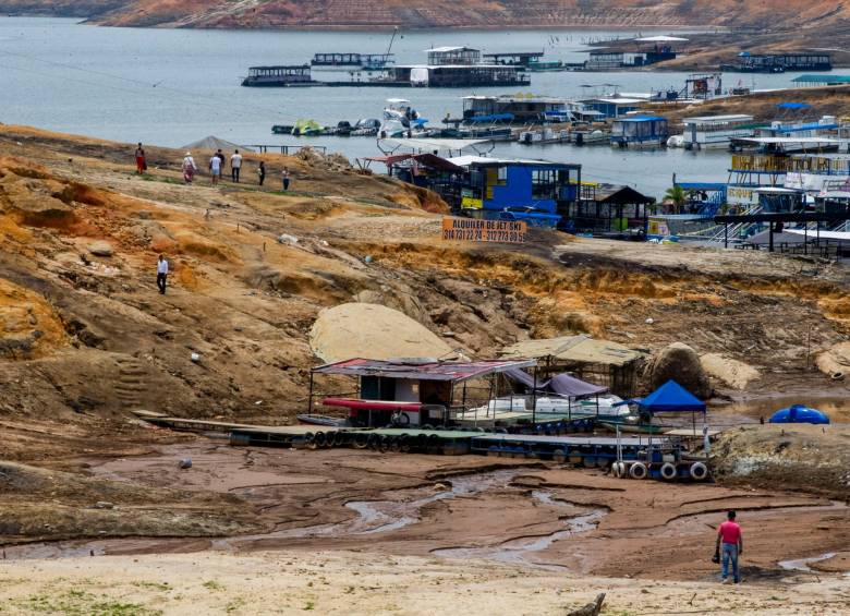 Los playeros aprovechan el bajo nivel del embalse para sacar la arena, mientras los lancheros reciben menos visitas, pues tuvieron que moverse. FOTO Julio herrera