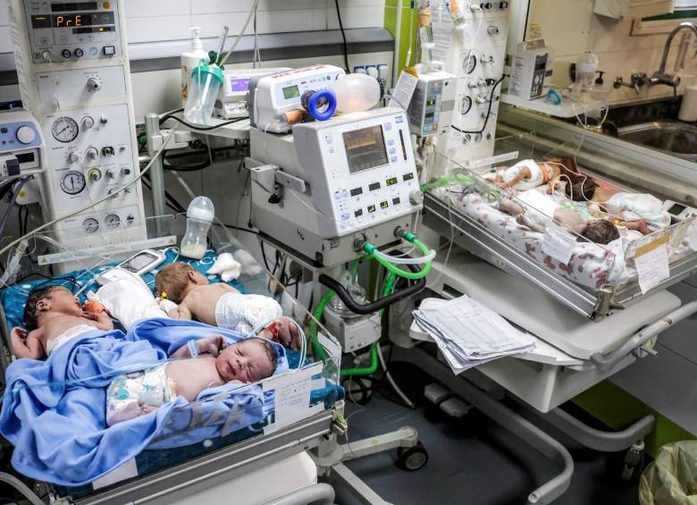 Bebés prematuros y enfermos en Gaza enfrentan la falta de incubadoras, oxígeno, medicamentos y espacio en los hospitales, en medio de la crisis del sistema sanitario por la guerra. Foto: AFP