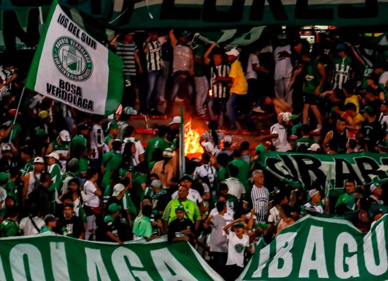 Acá se observa las imágenes del fuego en la tribuna tras el encuentro entre Nacional y Millonarios. FOTO JAIME PÉREZ