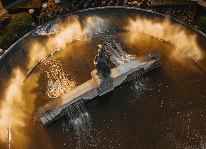 La Minerva es el monumento más representativo de la ciudad de Guadalajara, Jalisco, México. Se trata de una monumental fuente circular de 74 metros de diámetro cuyo elemento central es una estatua de bronce de 8 metros de altura de la diosa romana Minerva, obra del escultor Joaquín Arias e inaugurada en 1956. Foto: Oficina de Visitantes y Convenciones de Guadalajara