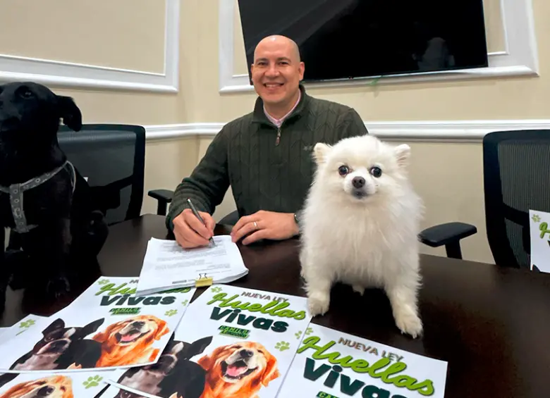 El representante a la Cámara por Antioquia, Juan Camilo Londoño Barrera, radicó ante el Congreso de la República el Proyecto de Ley “Huellas Vivas”. FOTO CORTESÍA ALIANZA VERDE.