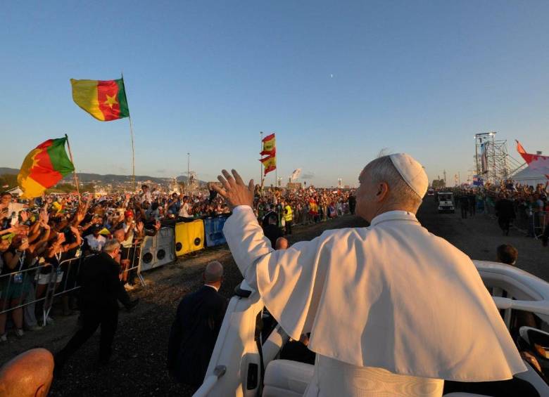 El papa dirigió el momento de oración y adoración ante Jesús Sacramentado, e impartiendo la bendición a los jóvenes de las 146 naciones presentes en el jubileo de este Año Santo 2025.