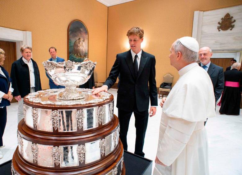 El Papa León XIV, en compañía de Jannik Sinner y sus padres en el Vaticano. FOTO TOMADA X@vaticannews_es
