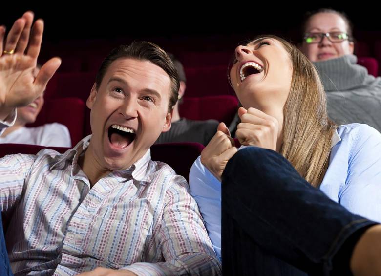 Una pareja comparte un momento de risas y complicidad. FOTO: GETTY