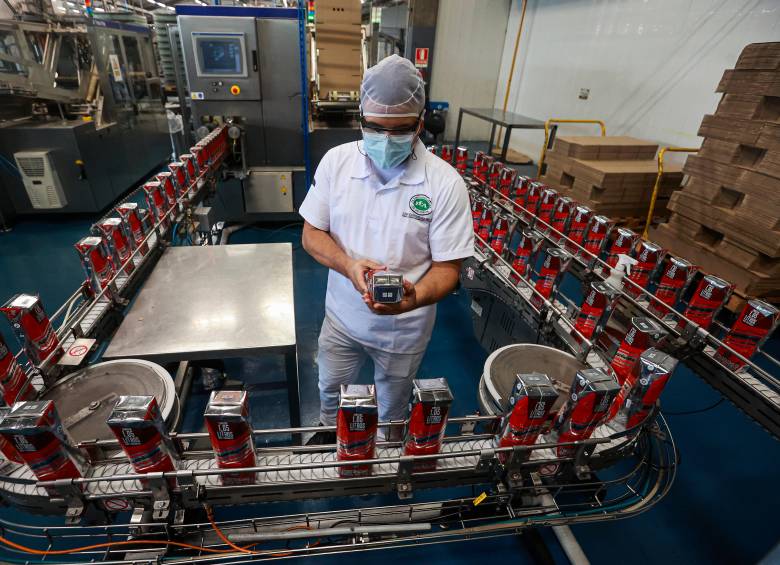 El precio de licores en Colombia, como el aguardiente, caerá hasta 15% luego de que la Corte Constitucional suspendiera la emergencia económica. FOTO MANUEL SALDARRIAGA