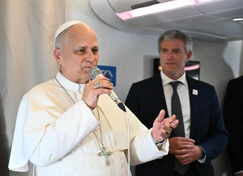 Rumbo a Angola, el papa León XIV agradeció la acogida en Camerún y aclaró que no busca debatir con Donald Trump: “No me interesa en absoluto”. FOTO: Vatican News.