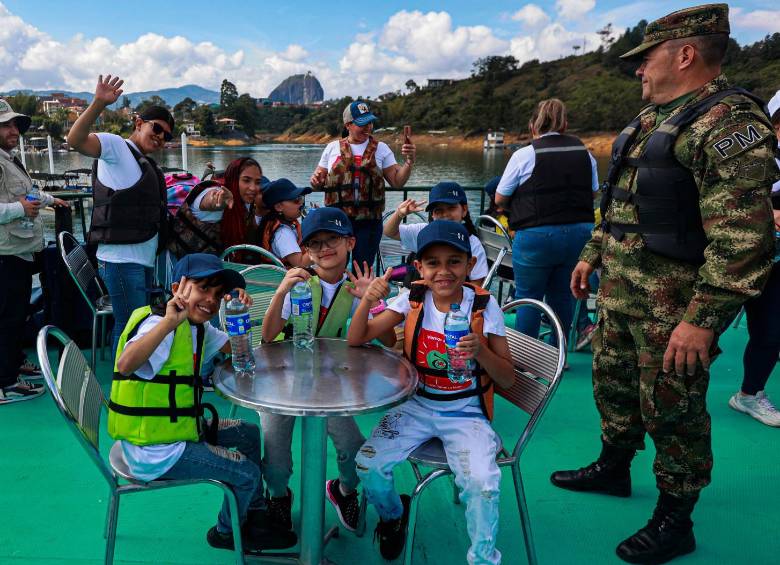 La embarcación “El Navegante” con alrededor de 60 personas, entre voluntarios, fuerza pública, niños y niñas junto a algunas madres, tutores y ayudantes. FOTO: Manuel Saldarriaga 