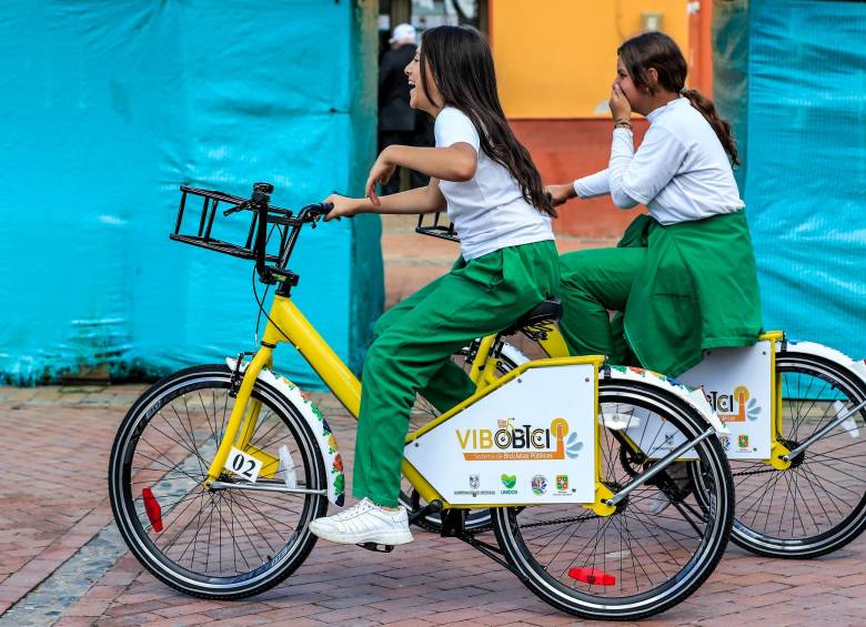 La alcaldía de El Carmen de Viboral busca incentivar con Vibobici el uso de la bicicleta pública sobre todo en los más jóvenes de la localidad. FOTO Jaime Pérez