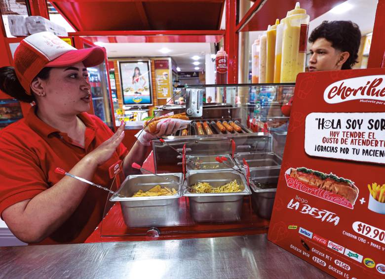 Para muchos puede ser inusual, pero otros optan por quedarse, tomarse el tiempo de mirar la carta y las diferentes alternativas, no sólo dándose el chance de probar algo rico, sino de apoyar. FOTO Manuel Saldarriaga