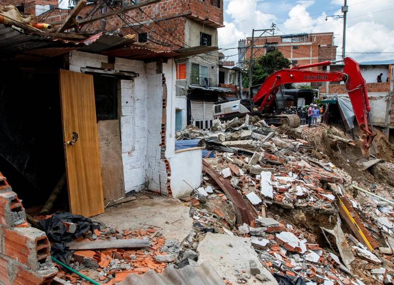El control territorial es una de las tareas en las que Medellín no da abasto. Este semana, las autoridades tuvieron que demoler varias casas construidas en zona de riesgo en la quebrada Altavista. FOTO Julio César Herrera