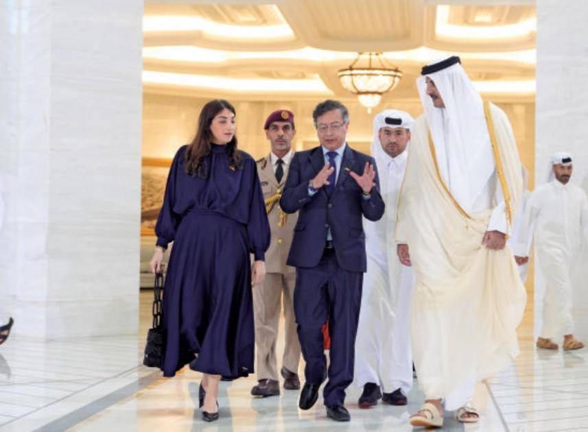 En su recorrido por Medio Oriente el presidente gustavo Petro ha tenido encuentros con altos mandatarios de esos países; el último ha sido con el emir de Catar Tamim bin Hamad Al Thani. FOTO PRESIDENCIA