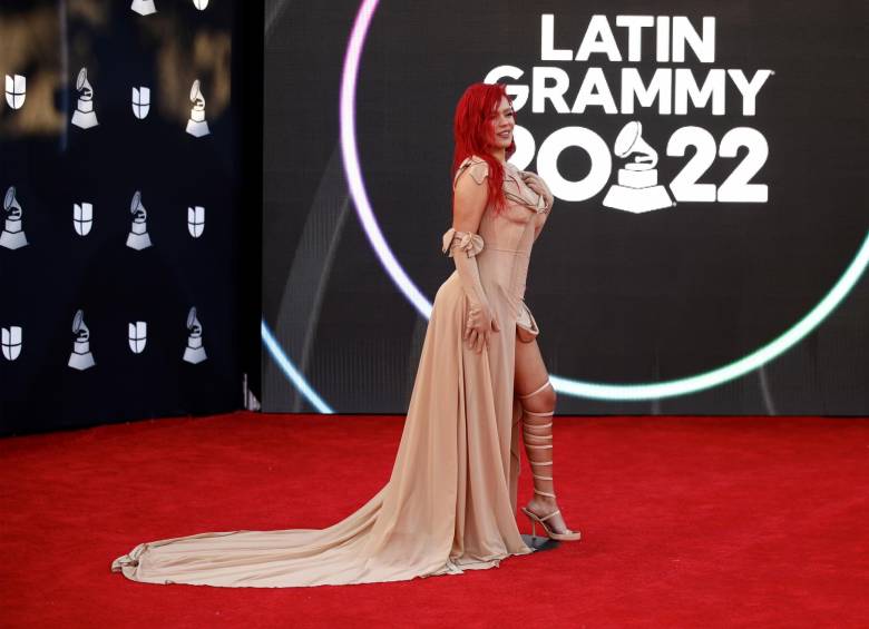 Karol G en la alfombra roja de los Latin Grammy 2022. FOTO: EFE