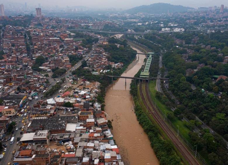 En total el río Medellín tiene 50 puntos críticos, según estudios de la Nacional. FOTO: MANUEL SALDARRIAGA
