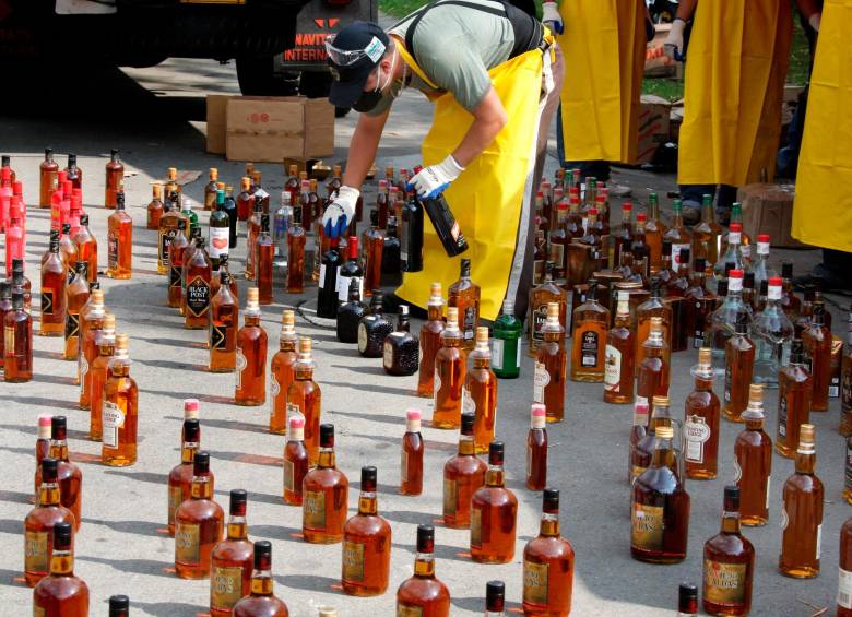 Una de las prácticas de los contrabandistas consiste en reenvasar licor adulterado en botellas oficiales, por lo que se aconseja destruirlas. FOTO Juan Antonio Sánchez
