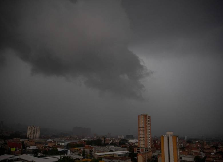 Un aguacero que cae sobre el Aburrá. Foto: Juan Antonio Sánchez Ocampo.