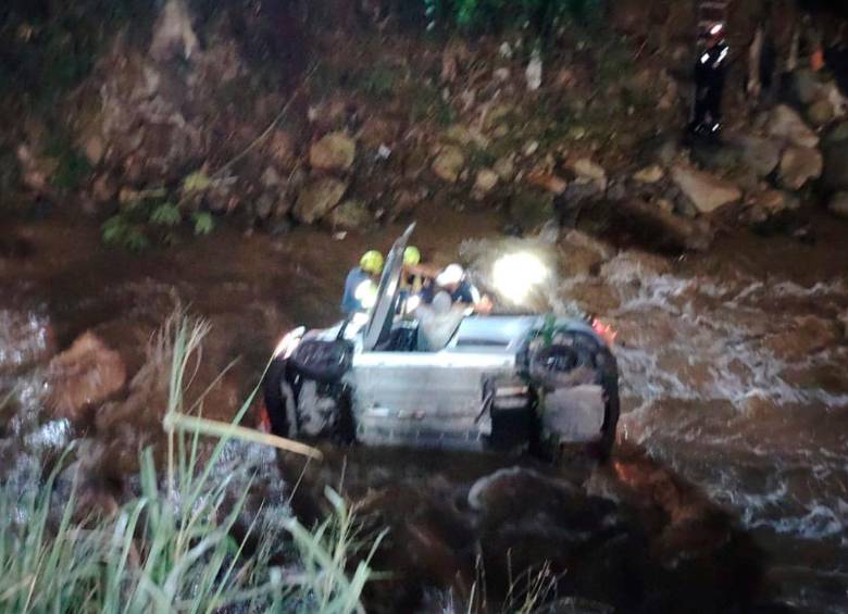 El carro rodó y se volcó en el lecho de la quebrada Doña María, en jurisdicción de Itagüí. FOTO: CORTESÍA