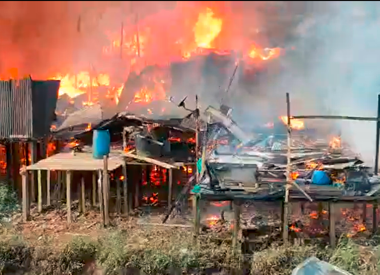 Por lo menos 25 casas fueron arrasadas por las llamadas. Foto: Facebook/Q Radio Chocó. 