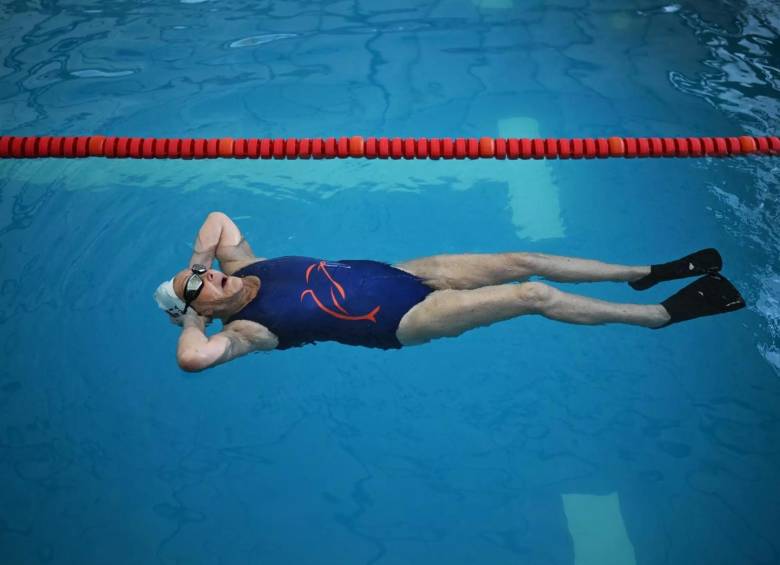 Eliana, como todos los días, se dirige hacia la piscina municipal de Viña del Mar, se pone su indumentaria y entrena lo que más ama, la natación. FOTO: AFP