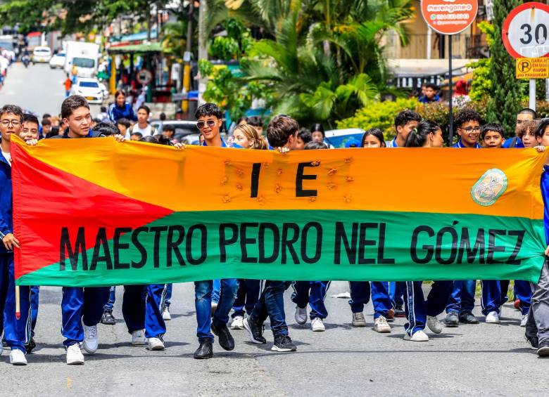 Protesta estudiantil en el Pedro Nel Gómez: les entregaron el colegio hace 8 meses y aún no lo abren