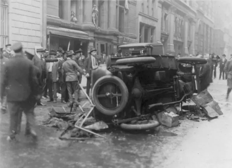 El atentado de Wall Street de 1920 dejó 38 muertos y más de 200 heridos tras la explosión de un carro cargado con dinamita frente a la sede de J.P. Morgan. FOTO: FBI.