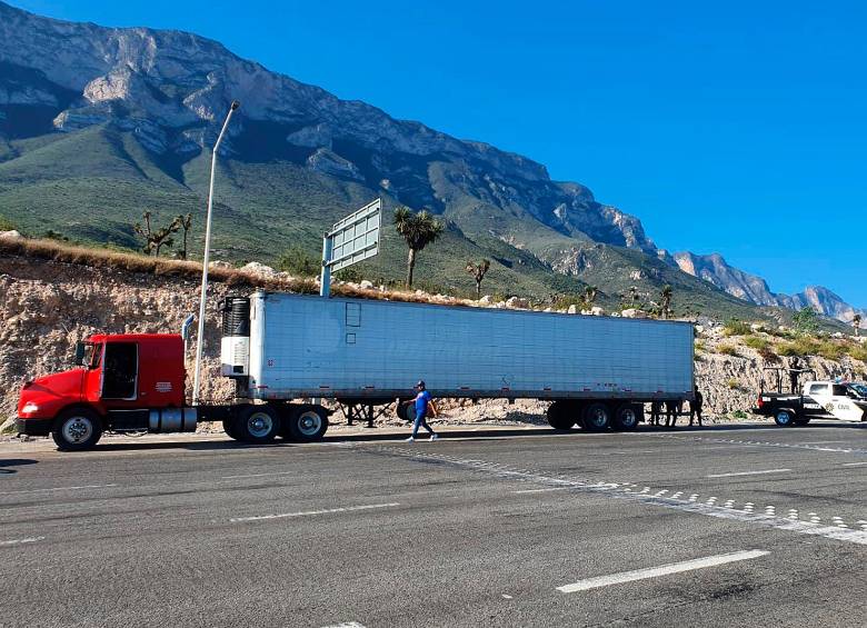 Algunos de los migrantes eran transpotados en la caja de refrigeración del vehículo. FOTO EFE