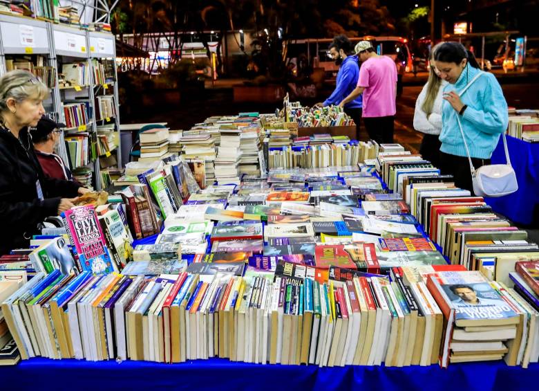 La feria del libro leído se realiza en la Plazoleta de la nueva Villa de Aburrá hasta las 11:00 p.m. 