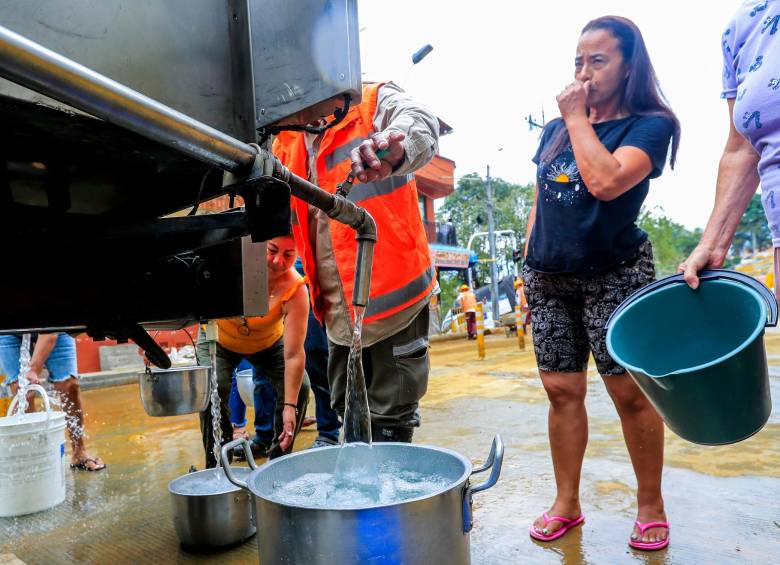 Más de 16.000 usuarios estaban sin servicio de agua desde este lunes. FOTO: JAIME PÉREZ