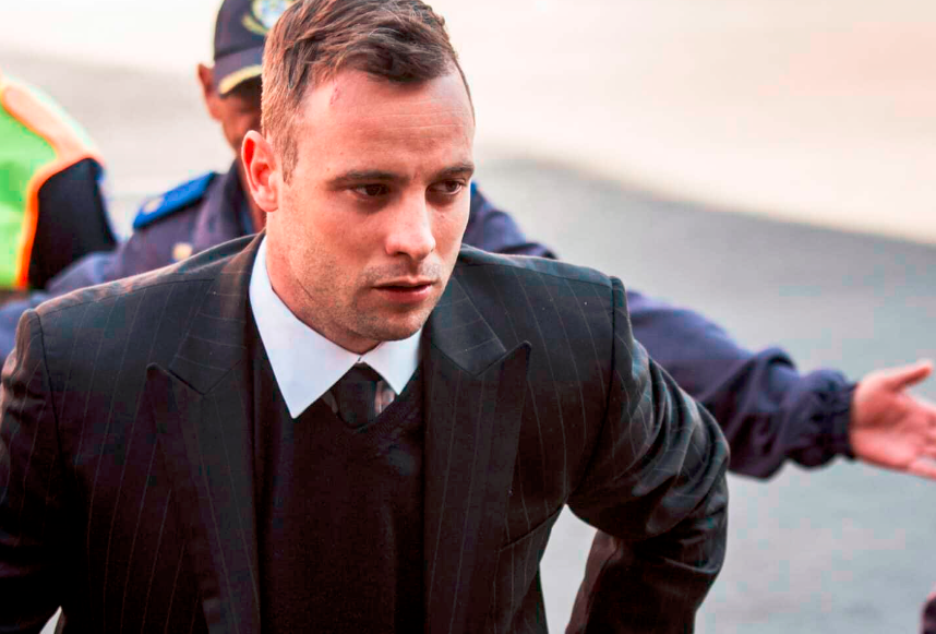 El atleta sudafricano Oscar Pistorius quedará libre en enero tras diez años en la cárcel por asesinar a su novia. Foto: AFP. 