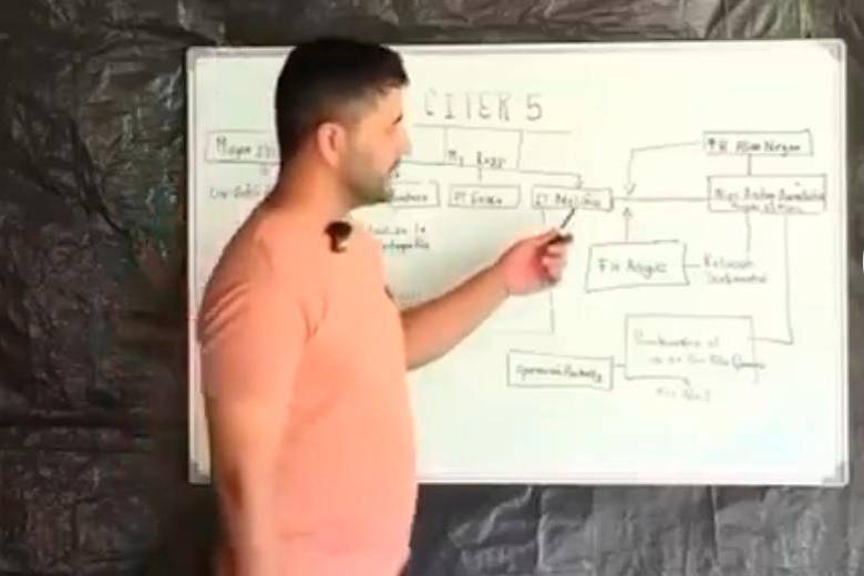 Este es uno de los videos que el ELN distribuyó por redes sociales, obligando a los secuestrados a exponer actos investigativos. IMAGEN TOMADA DE VIDEO.