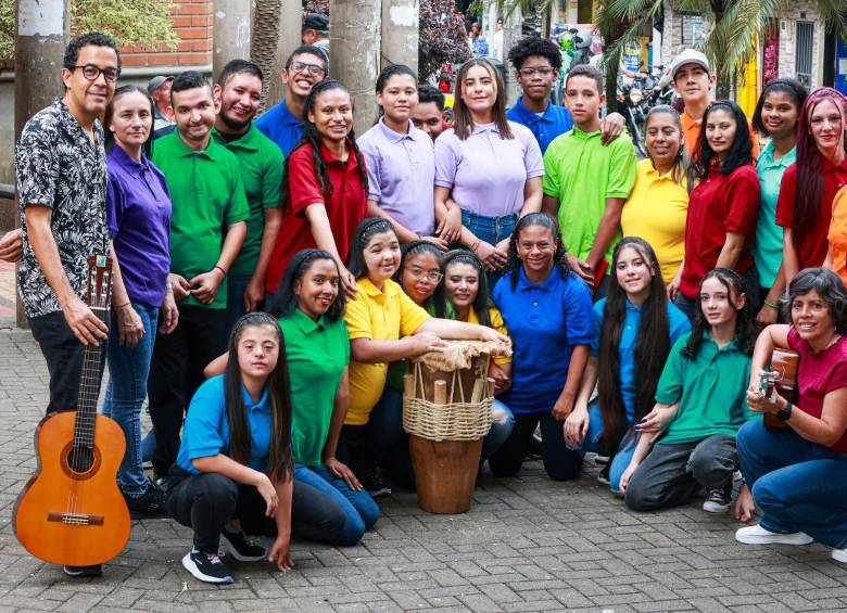 Niños y jóvenes del grupo representativo del componente de discapacidad de Batuta junto a sus profesores. Foto: Manuel Saldarriaga.