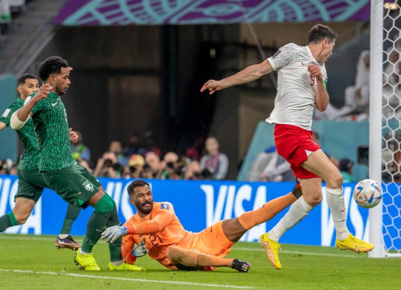 El polaco de 34 años ha conseguido 608 goles en lo que va de su carrera como futbolista profesional. Ha jugado en los mejores equipos del mundo: Borrusia Dortmund, Bayern Münich y FC Barcelona. FOTO Juan Antonio Sánchez
