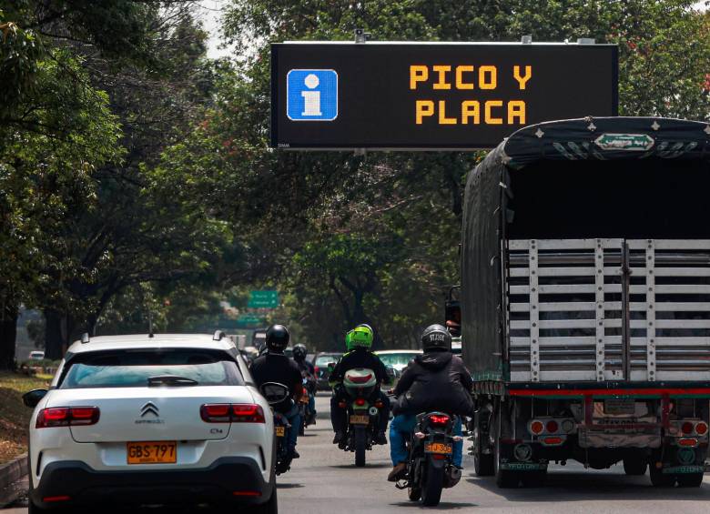 No se olvide que la medida del pico y placa rige en los 10 municipios del Valle de Aburra, aunque la avenida Regional (foto) se encuentra exenta de la restricción. FOTO: MANUEL SALDARRIAGA