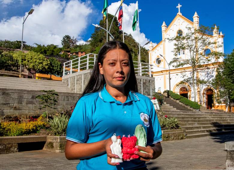 Las velas aromáticas y decorativas son los productos principales de esta empresa. En un futuro su plan es incursionar en el mundo de los jabones. FOTO JULIO CÉSAR HERRERA