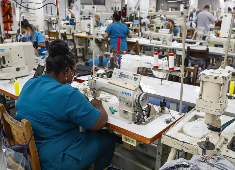 La reducción de la jornada laboral no implica reducir el salario ni los beneficios adicionales, como tampoco el valor habitual por hora trabajada. Foto: Manuel Saldarriaga