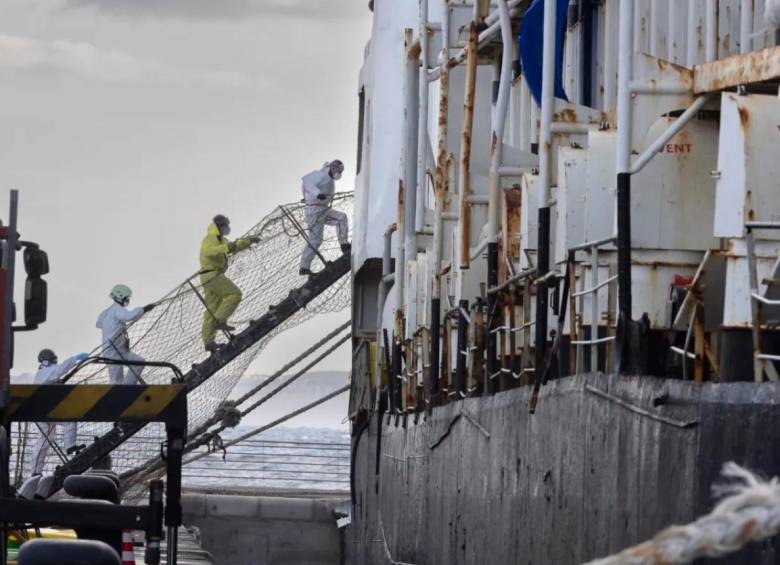 Las autoridades detuvieron a los 28 tripulantes del barco, dos de ellos son colombianos. FOTO: EFE