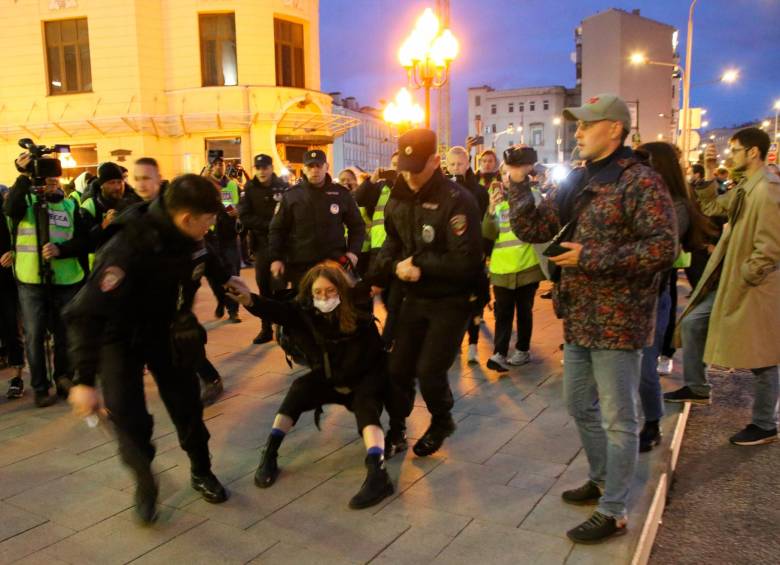 En Moscú, ciudadanos rusos protestaron por la decisión de Putin de convocar a las reservas para hacer frente a la contraofensiva en la guerra con Ucrania. FOTO Getty