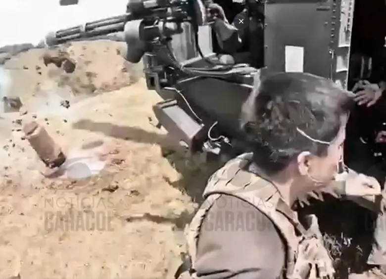 Este es el momento exacto cuando el cilindro bomba sale disparado de la tierra, antes de explotar cerca del helicóptero de la Policía Antinarcóticos y dejar 13 uniformados muertos. FOTO: TOMADA DE NOTICIAS CARACOL