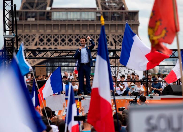 El líder del partido Los Patriotas, Floriant Philippot, les habla a los manifestantes durante las protestas Foto EFE