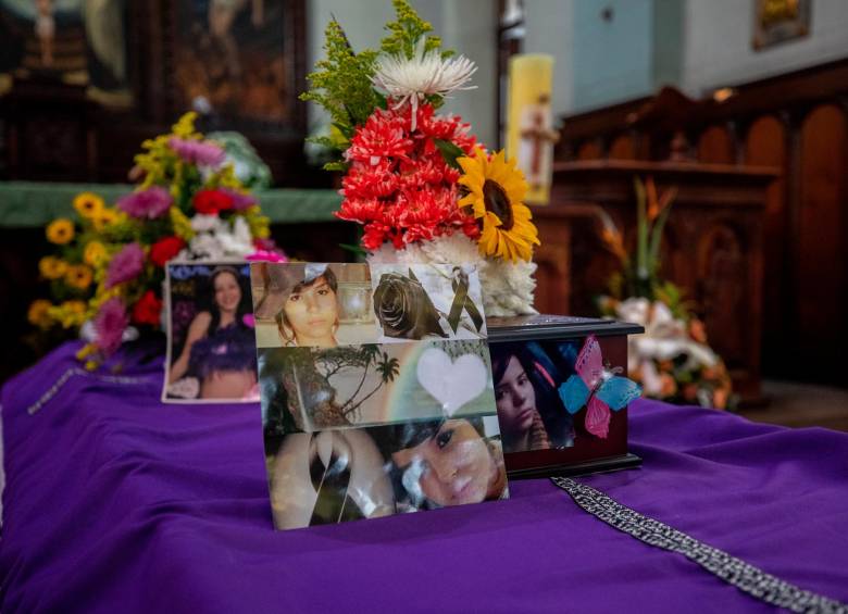 La misa exequial de María Caterine y Cindy Lorena se hizo en el cementerio San Pedro con sus cenizas. FOTO CAMILO SUÁREZ