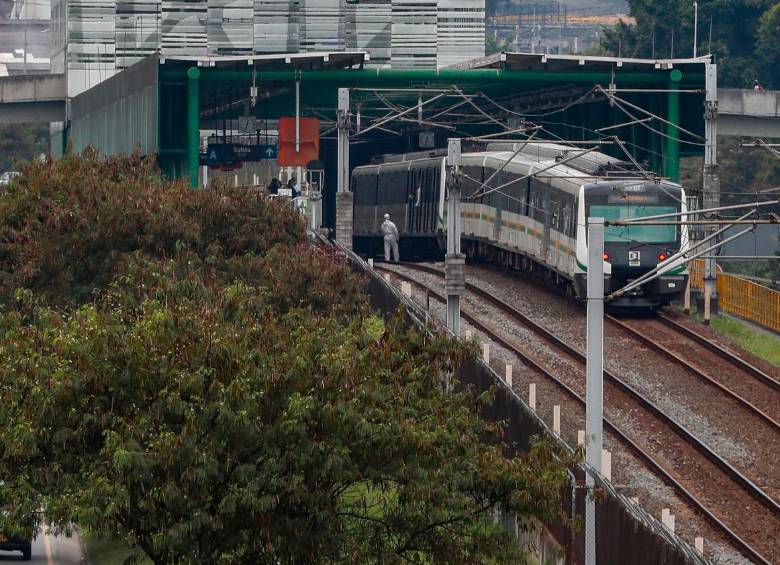 El hecho sucedió en la vía férrea de la estación Sabaneta, donde se ve el tren detenido. FOTO: MANUEL SALDARRIAGA