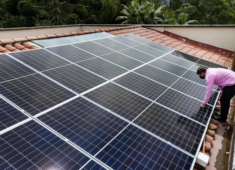 Producir parte de la electricidad desde el techo de la casa dejó de ser solo una apuesta por la sostenibilidad y se convierte en una estrategia para ahorrar, mitigar el impacto de futuras alzas en la factura de energía e incluso aumentar el valor del inmueble. Foto: Jaime Pérez Munévar