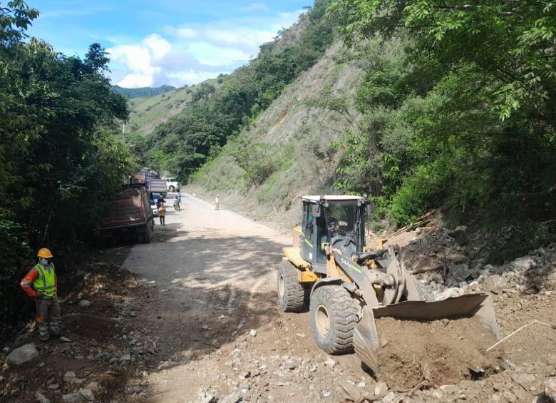 Maquinaria amarilla intentando reabrir la vía que conecta al Suroeste con el Occidente antioqueño. FOTO: Cortesía