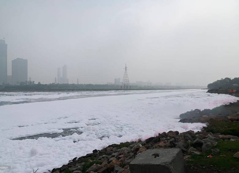 El río parece estar cubierto por una gruesa capa de nieve pero realmente es contaminación por desechos industriales. Foto: Getty