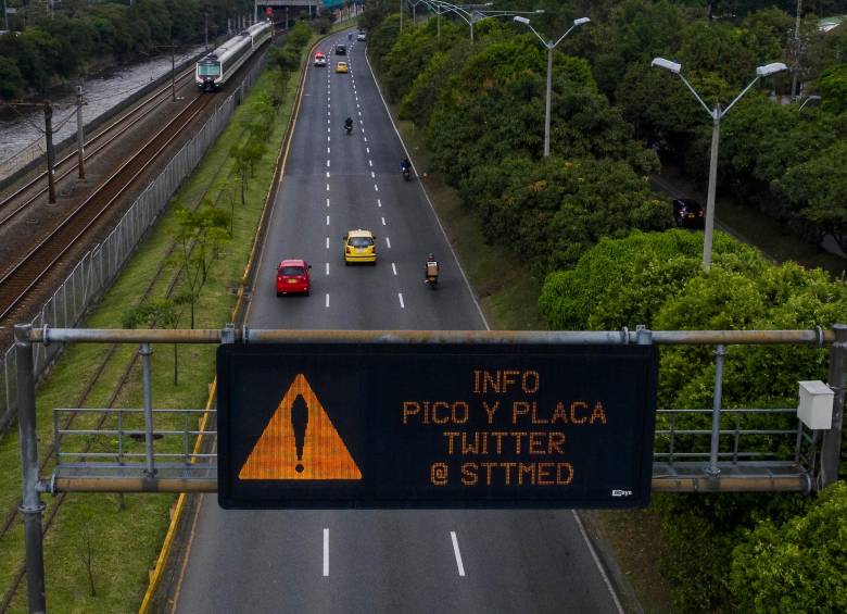 La asignación del pico y placa hoy opera con un dígito y rotación predecible. Con el sorteo, el orden de los números será aleatorio, pero se sabrá la programación semestral. FOTO Manuel Saldarriaga