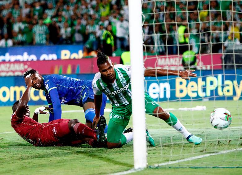 Danovis Banguero ha cumplido un rol determinante en las recientes finales entre Nacional y Tolima. En 2018 anotó para el vinotinto y en el 2022 para el verde. FOTO MANUEL SALDARRIAGA.