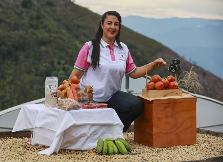 Olga Monsalve impulsó la creación de la Asociación de Mujeres Rurales de Los Sauces para diversificar la economía y el consumo de hortalizas en la vereda. FOTO Manuel Saldarriaga.