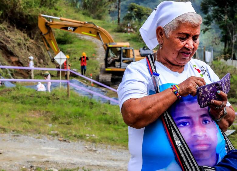 Comienzan los trabajos de excavación en búsqueda de cuerpos de víctimas de desaparición forzada en la escombrera, comuna 13 de Medellín. Foto: Jaime Pérez 